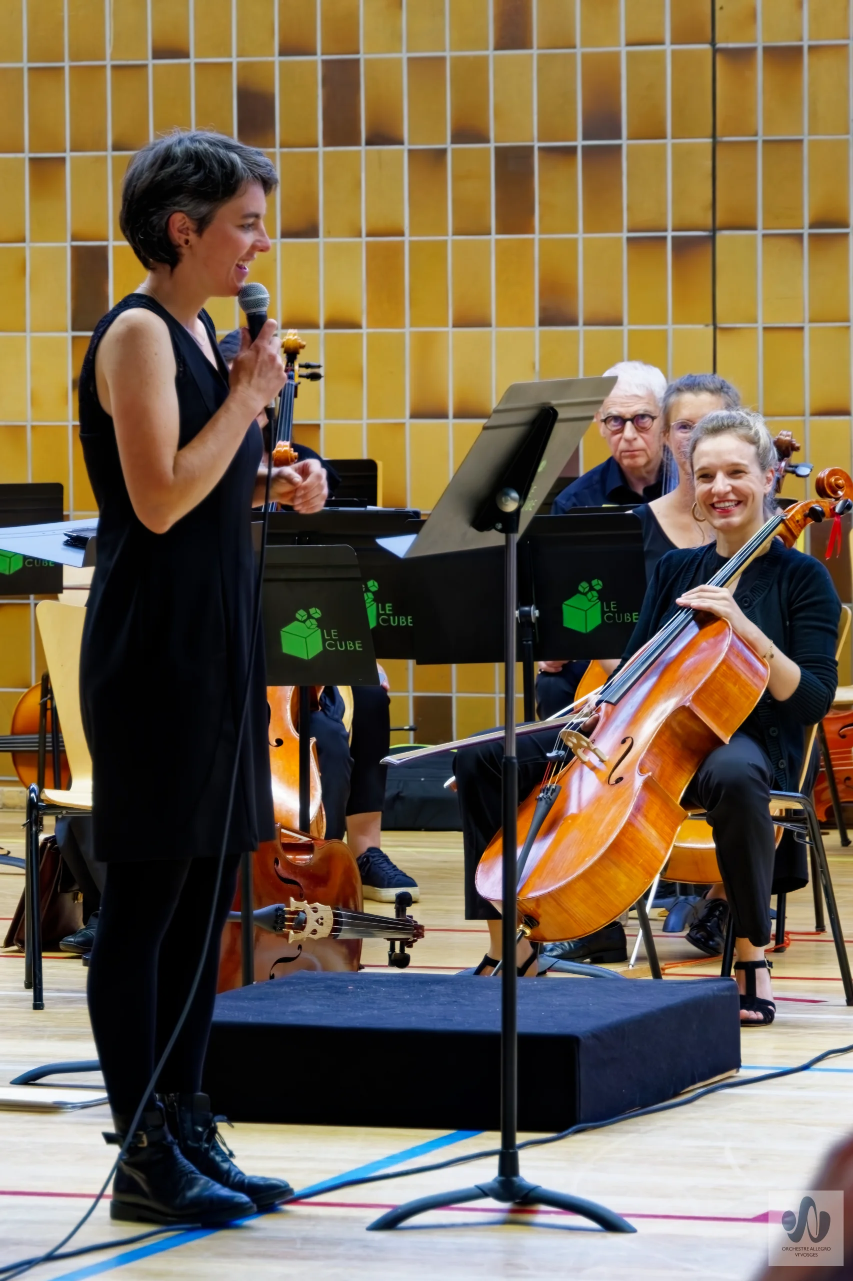 Présentation par Noémie, violoncelliste en fond